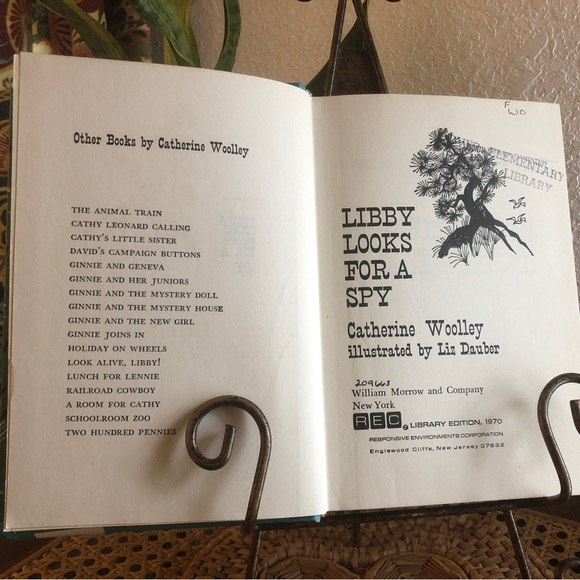 1970 Libby Looks For a Spy Hardback by Catherine Woolley Library Edition USA - Picture 5 of 14